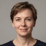 Портрет уверенной женщины-предпринимателя с дружелюбным взглядом на нейтральном фоне для сайта йога-ретритов